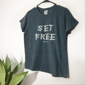 Set Free Bible Verse Graphic Tee Size M